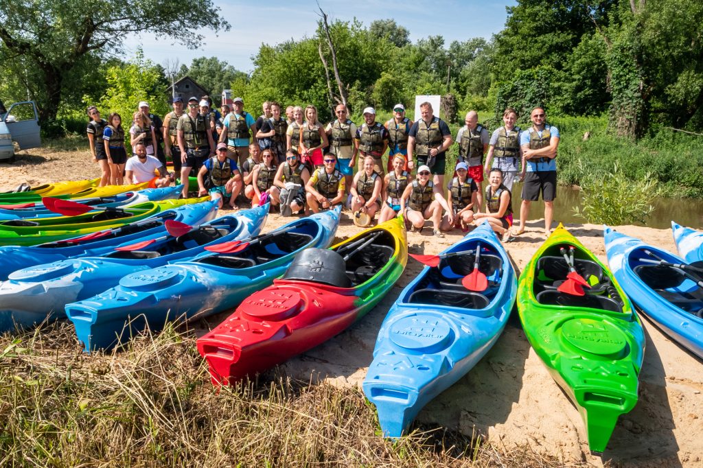 группа людей арендовали каяки для плаванья по реке Кляйне Нете